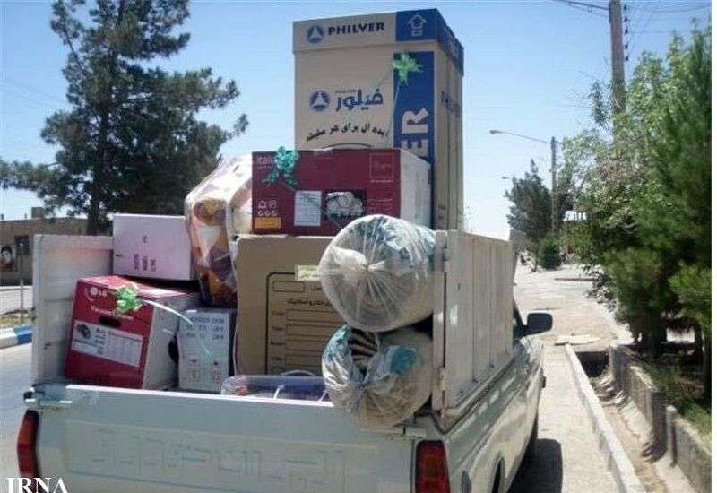 ۶ سری جهیزیه به نوعروسان نیازمند بندر کنارک اهدا شد