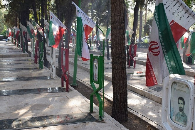 قبور مطهر شهدای شاهین&zwnj;شهر عطر افشانی شد