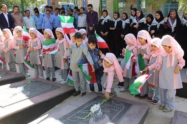 دانش آموزان شهرستان شازند مزار شهدا را گلباران کردند