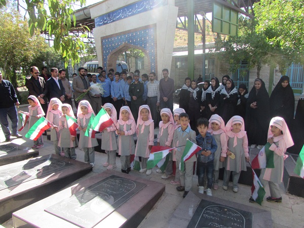 دانش آموزان شهرستان شازند مزار شهدا را گلباران کردند