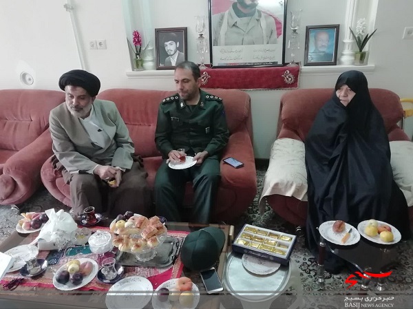 دیدار اعضای بسیج هنرمندان قم با خانواده های سه شهید دفاع مقدس+ تصاویر