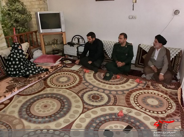 دیدار اعضای بسیج هنرمندان قم با خانواده های سه شهید دفاع مقدس+ تصاویر