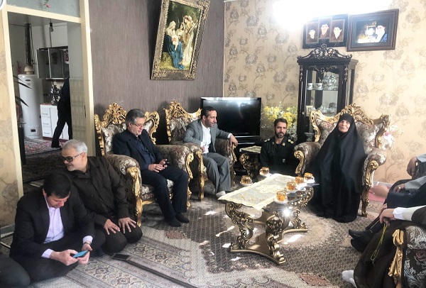 مسئولین شهرستان شازند با خانواده شهیدان فرهمند دیدار کردند