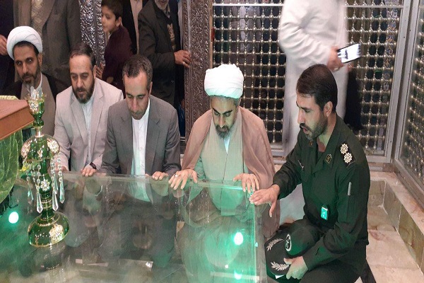 گلباران و عطر افشانی ضریح مطهر امام زاده سهل ابن علی و قبور مطهر شهدای 8 سال دفاع مقدس  بمناسبت هفته بسیج دانش&zwnj;آموزی