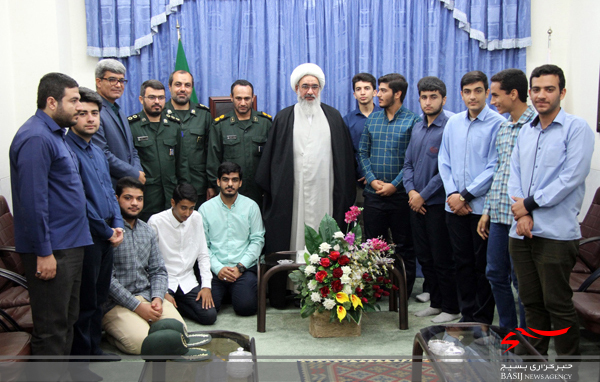 دیدار فرماندهان بسیج دانش ­آموزی با آیت الله صفایی بوشهری