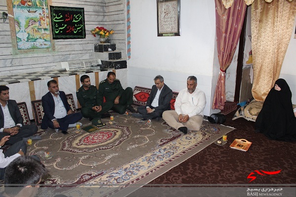 دیدار با خانواده شهید دانش آموز غلامرضا باستانی دیدار با خانواده شهید دانش آموز غلامرضا باستانی