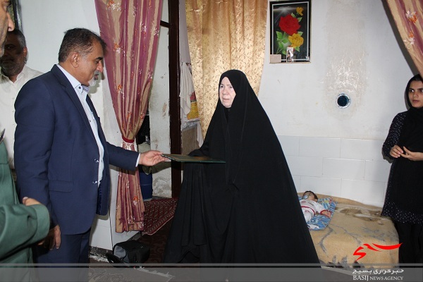 دیدار با خانواده شهید دانش آموز غلامرضا باستانی دیدار با خانواده شهید دانش آموز غلامرضا باستانی