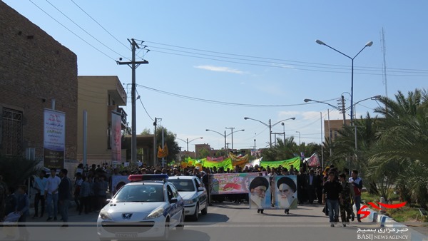 راهپیمایی با شکوه 13 آبان در شهرستان خور و بیابانک برگزار شد