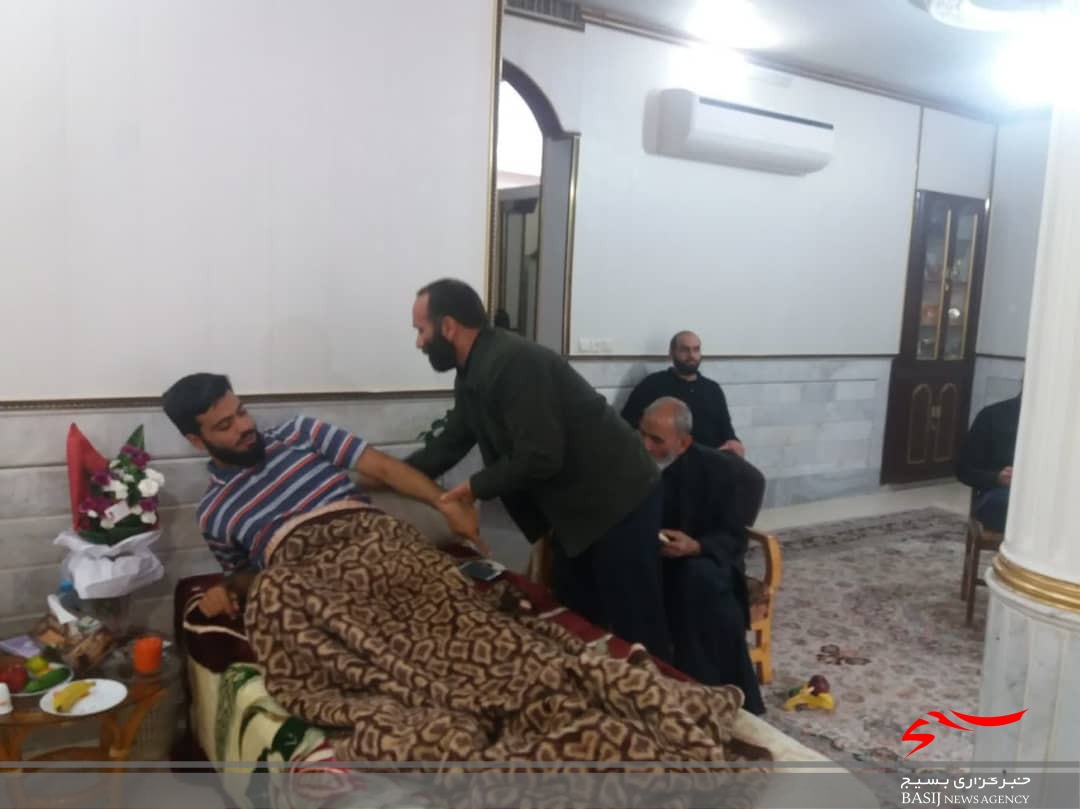 جمعی از رزمندگان گردان ۱۱۵ امام حسین(ع) از جانباز آمربه معروف کاشانی عیادت کردند جمعی از رزمندگان گردان ۱۱۵ امام حسین(ع) از جانباز آمربه معروف کاشانی عیادت کردند