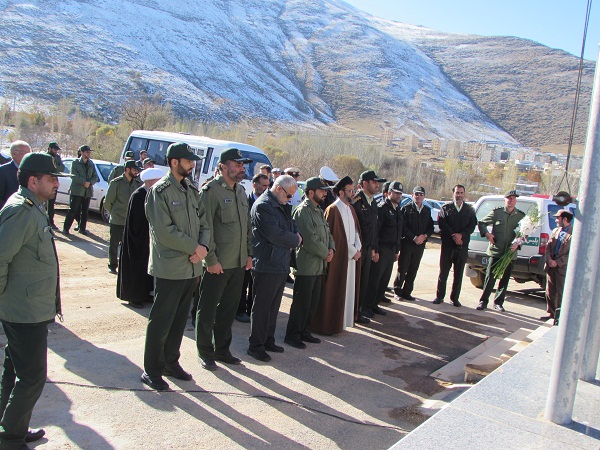 گلباران وغبار روبی مزار شهدای شهرستان شازند