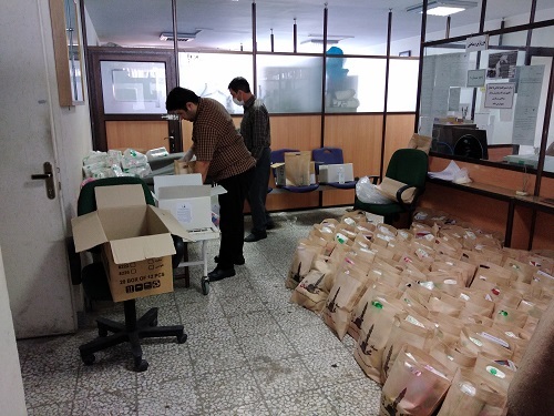 توزیع بسته های بهداشتی بین بازنشستگان سپاه تهران بزرگ