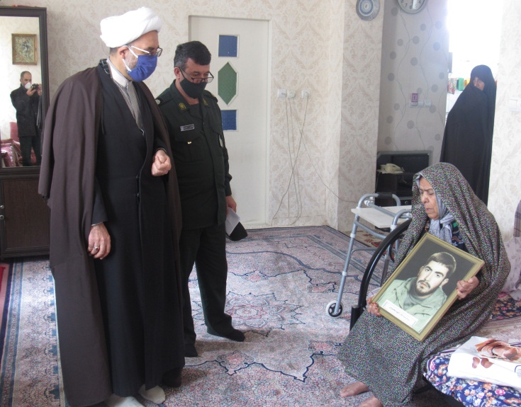 دیدار مسئول دفتر نمایندگی ولی فقیه در تیپ 36 انصارالمهدی(عج) با خانواده 3شهید زنجانی