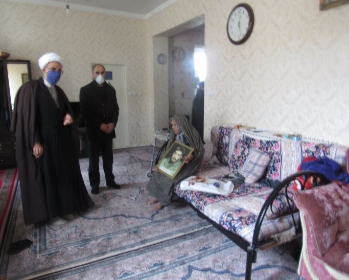 دیدار مسئول دفتر نمایندگی ولی فقیه در تیپ 36 انصارالمهدی(عج) با خانواده 3شهید زنجانی