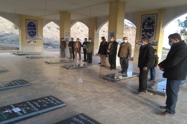 غبارروبی و عطرافشانی قبور شهدا در اولین سالگرد شهادت سردار دلها غبارروبی و عطرافشانی قبور شهدا در اولین سالگرد شهادت سردار دلها