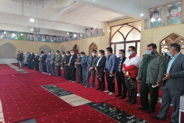 غبارروبی و گلباران قبور مطهر شهدای ارسنجان به مناسبت سالگرد شهادت حاج قاسم سلیمانی
