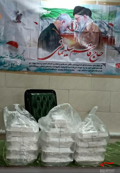 توزیع ۱۰۰پرس غذای گرم بین نیازمندان به مناسبت بزرگداشت شهادت سردار سلیمانی