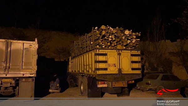 توقیف کامیون حامل ۱۵ تن چوب قاچاق در چالوس + تصاویر
