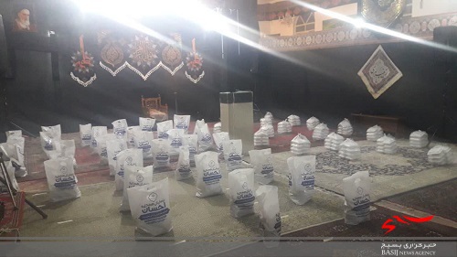 توزیع 300 بسته کمک مومنانه در مناطق محروم کمالشهر و مهرشهر