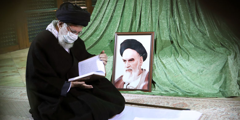 رهبر معظم انقلاب اسلامی در مرقد امام خمینی(ره) و گلزار شهدا حضور یافتند