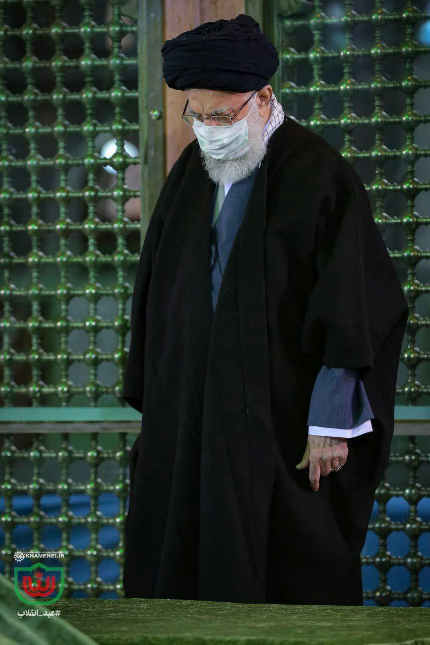 رهبر معظم انقلاب اسلامی در مرقد امام خمینی(ره) و گلزار شهدا حضور یافتند