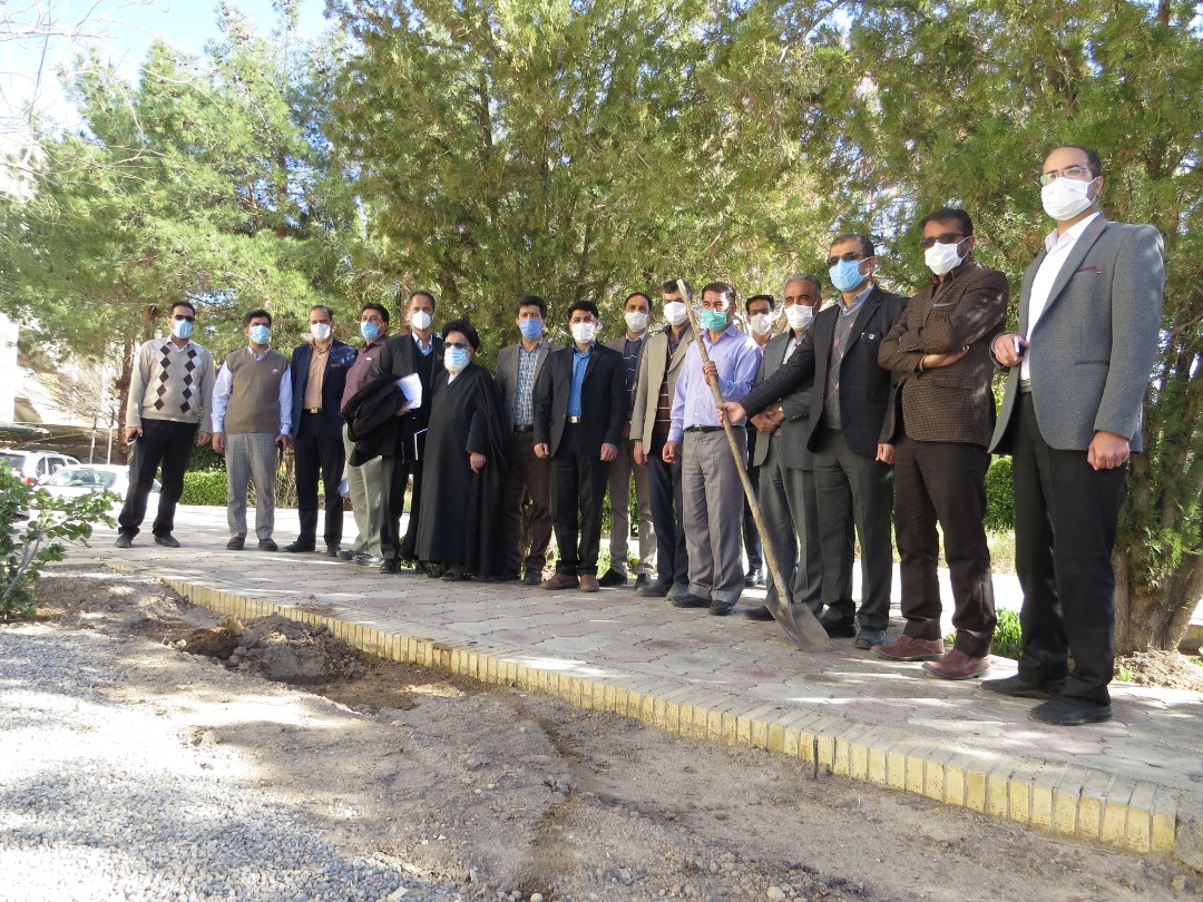 غرس نهال در دانشگاه پیام نور استان یزد غرس نهال در دانشگاه پیام نور استان یزد