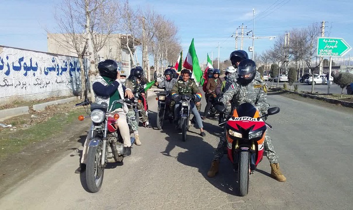 حضور موتوری و خودرویی مردم شهر وحیدیه در جشن پیروزی انقلاب