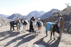 اعزام گروه جهادی جهت توزیع بسته ای کمک مومنانه به مناطق صعب العبور