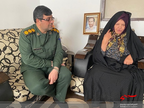 دیدار فرمانده سپاه چالوس با خانواده شهید روحی + عکس