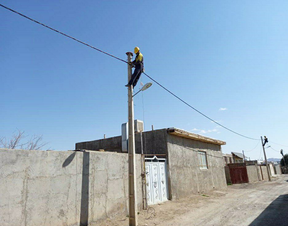 رزمایش خدمت متعالی برای اصلاح و بهسازی شبکه توزیع برق روستای دهملا در شهرستان شاهرود