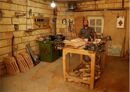 خودنمایی هنر منبت‌کاری کارآفرین امیرآبادی بر صنعت مبل ایران