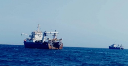 توقیف دو فروند کشتی صید صنعتی ترال توسط رزمندگان پایگاه دریایی امام علی (ع)