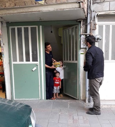 توزیع بسته ارزاق و بسته ضدعفونی بین افراد بی بضاعت