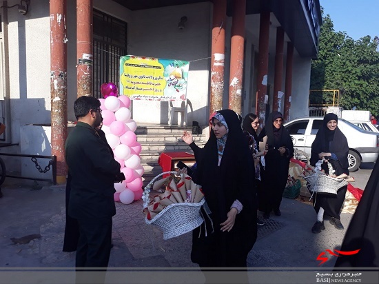 اهدای گل به دختران در چالوس+تصاویر