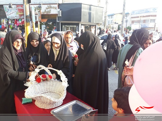 اهدای گل به دختران در چالوس+تصاویر