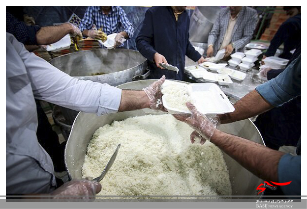 طبخ و توزیع ۳۰۰۰ پرس غذای گرم در شهرستان اصلاندوز