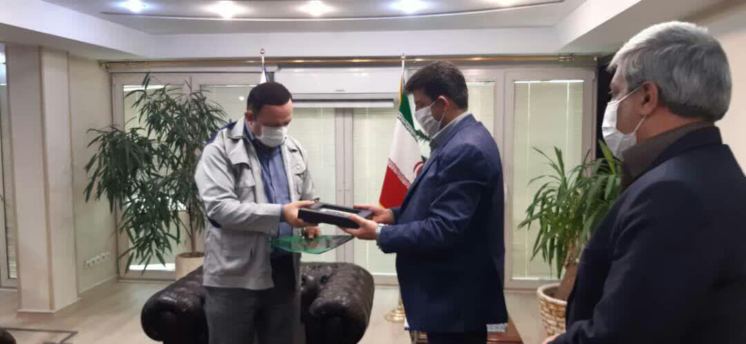 اهدای کارت عضویت بسیج به مدیران ارشد صندوق