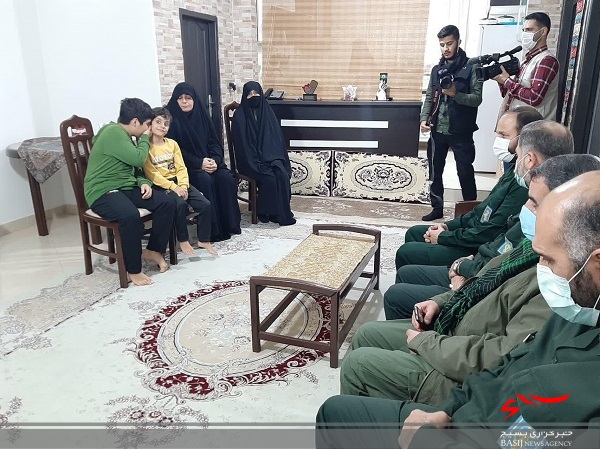 حضور فرمانده سپاه کربلا در منزل شهید مدافع حرم «محمود رادمهر» + عکس