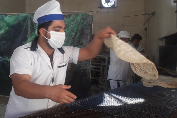 توزیع ۵۰۰۰ هزار قرص نان توسط یک نانوایی در گناوه