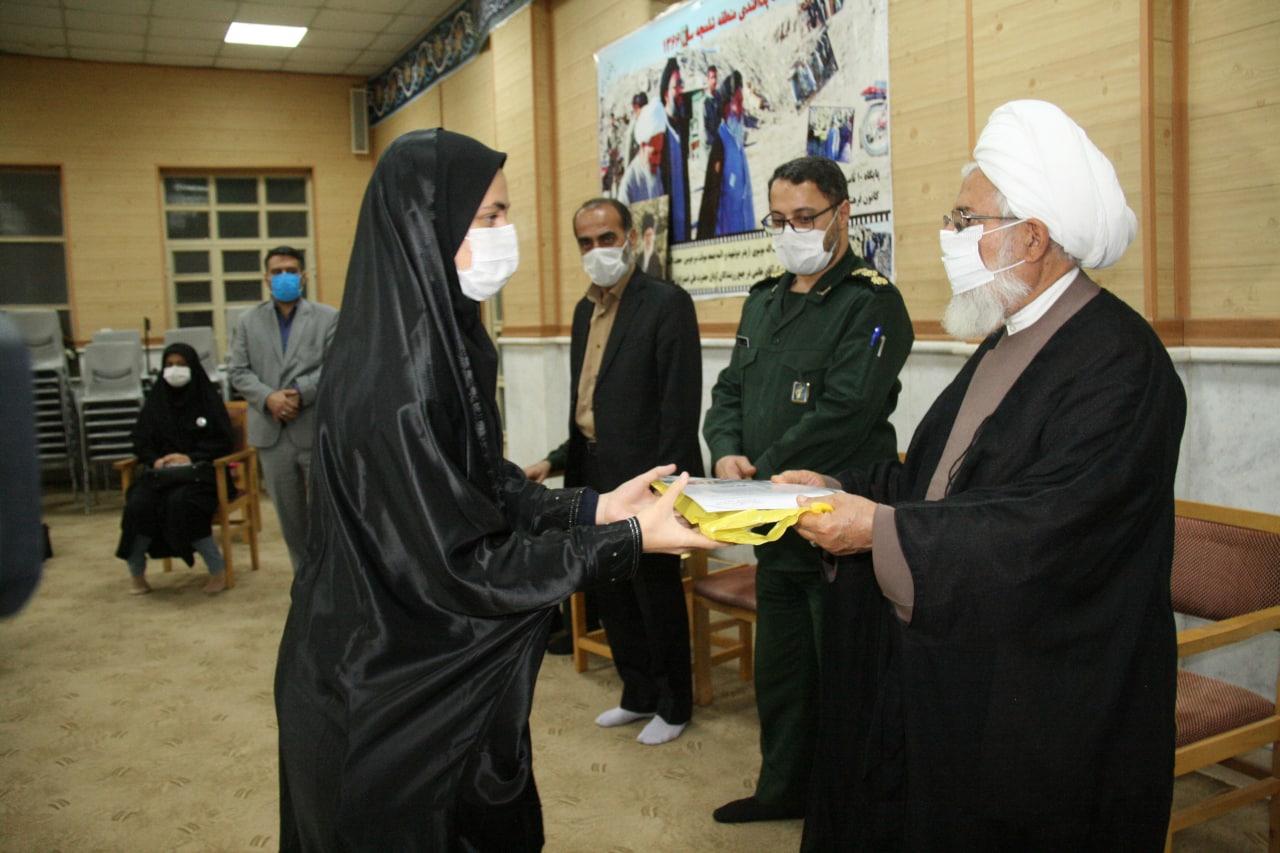 آموزش اخلاق در كنار علم‌آموزی میبایست مورد توجه دانش آموزان بسیجی  باشد