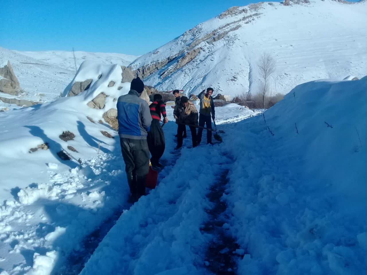 طرح جهادی برف روبی راه روستایی توسط جوانان بسیجی شهرستان ماهنشان+تصاویر
