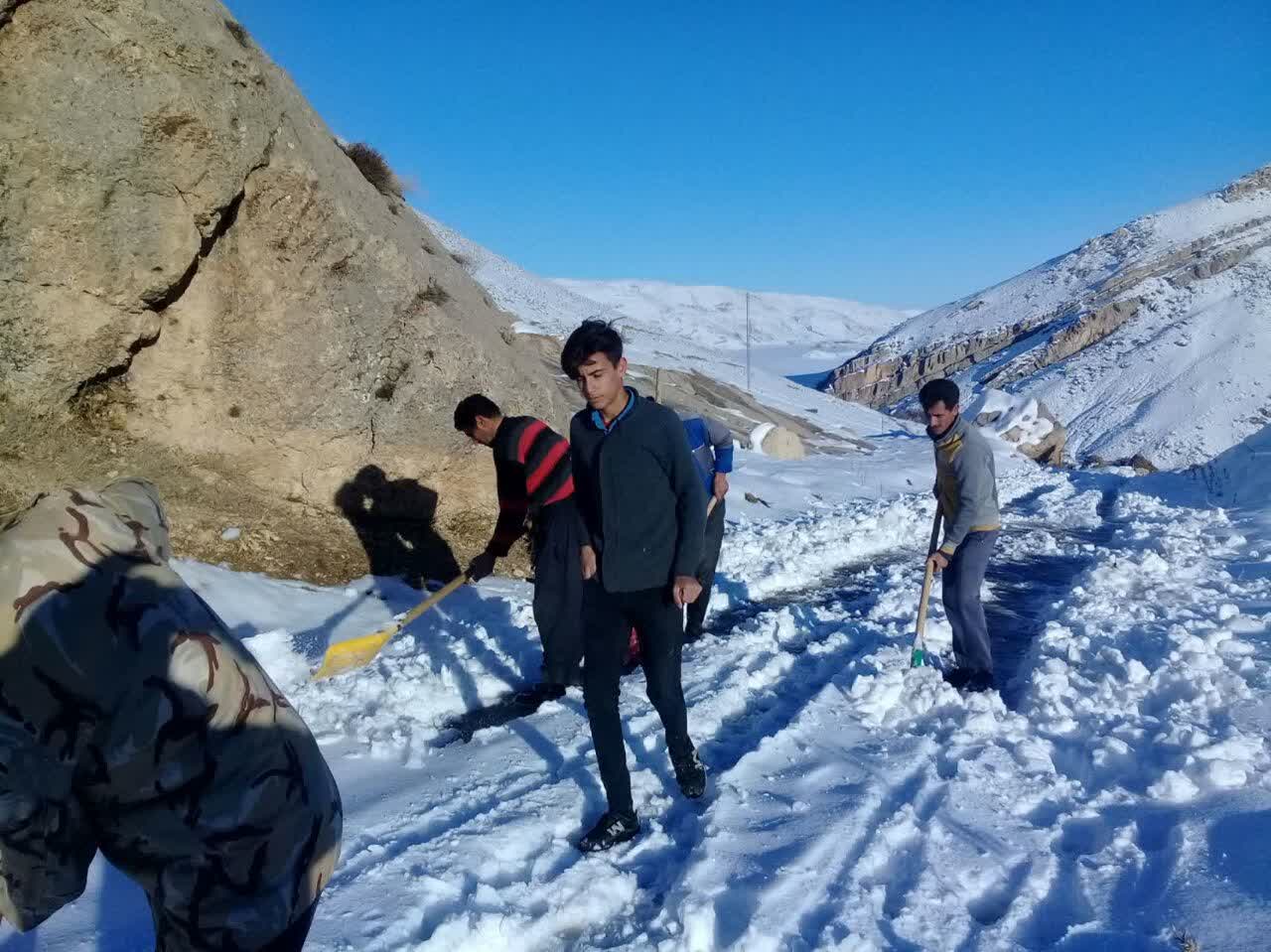 طرح جهادی برف روبی راه روستایی توسط جوانان بسیجی شهرستان ماهنشان+تصاویر