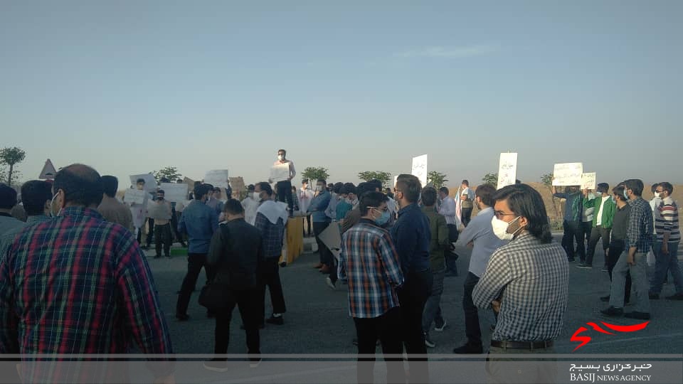 تجمع دانشجویان مقابل سایت هسته‌ای نطنز