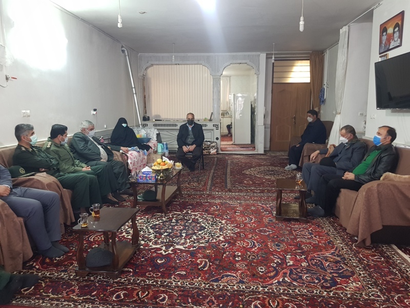 دیدار مسئولان با خانواده شهیدان استکی و علی بابایی در شهرکرد