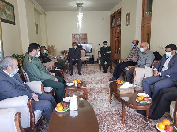 دیدار مسئولان با خانواده شهیدان استکی و علی بابایی در شهرکرد