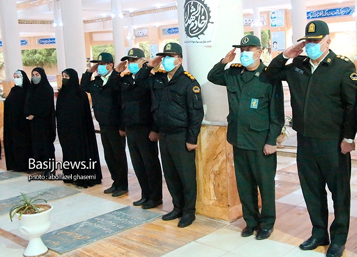 تجدید میثاق مسئولان شهرستان دشتستان با شهدا در اولین روز ایام دهه فجر تجدید میثاق مسئولان شهرستان دشتستان با شهدا در اولین روز ایام دهه فجر