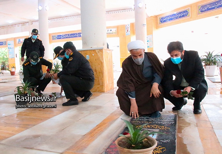 تجدید میثاق مسئولان شهرستان دشتستان با شهدا در اولین روز ایام دهه فجر