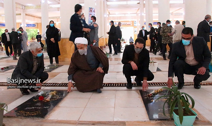 تجدید میثاق مسئولان شهرستان دشتستان با شهدا در اولین روز ایام دهه فجر تجدید میثاق مسئولان شهرستان دشتستان با شهدا در اولین روز ایام دهه فجر
