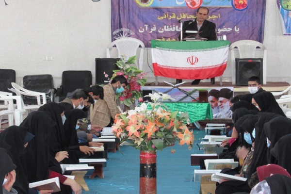 کاروان قرآنی انقلاب در بخش مرکزی جهرم به اجرای برنامه پرداخت