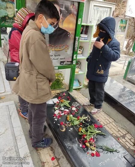 غباروبی و عطرافشانی مزار شهدای بهشت حضرت زهرا (س)