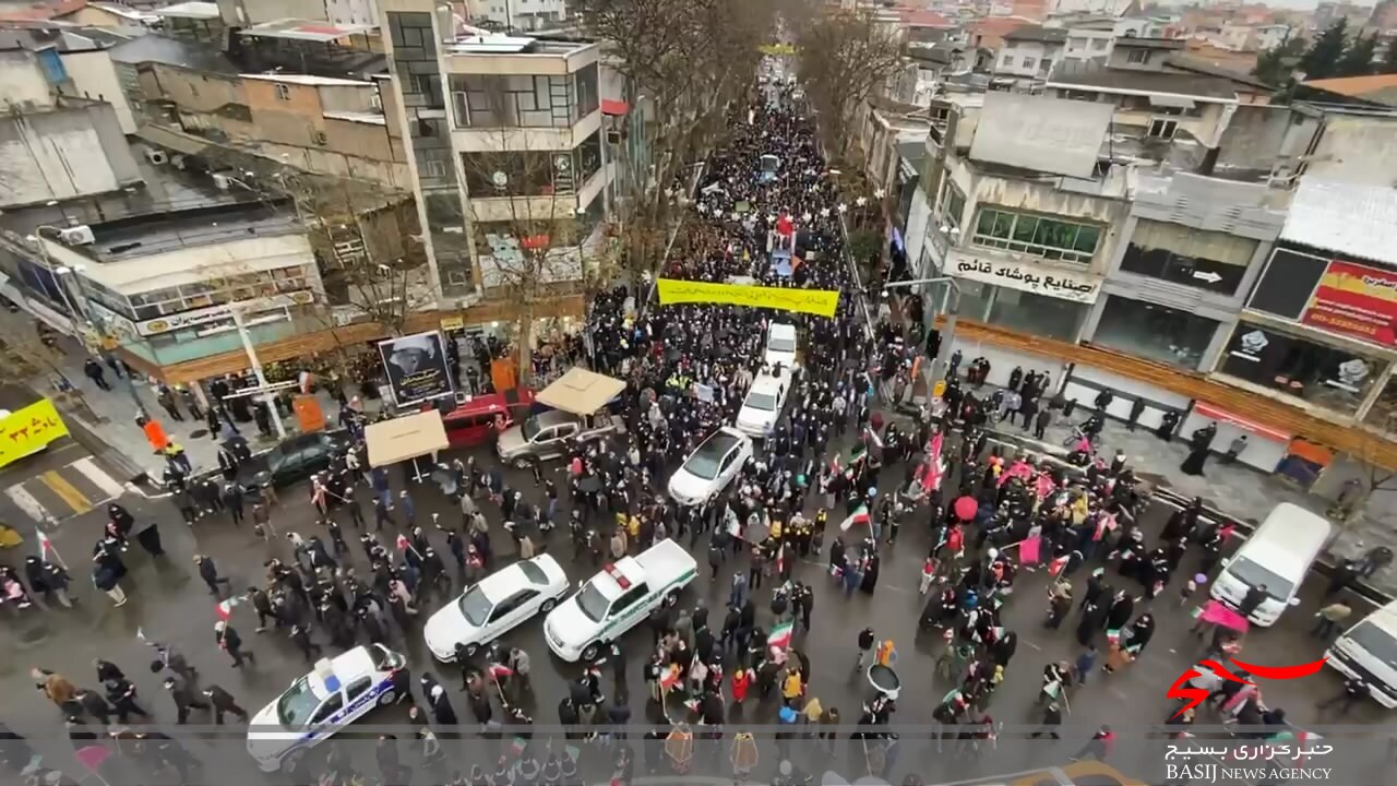 آغاز راهپیمایی یوم الله ۲۲ بهمن در مازندران / هم عهدی با انقلاب در زیر بارش باران